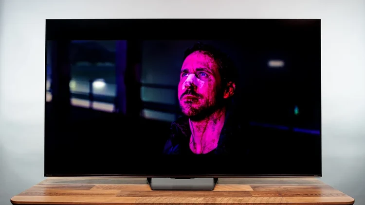 TV tầm trung đối đầu: Hisense hay TCL thắng thế?