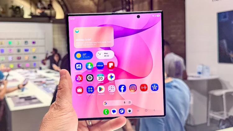iPhone Ultra vs Z Fold 8 Ultra: “Kẻ tám lạng, người nửa cân”