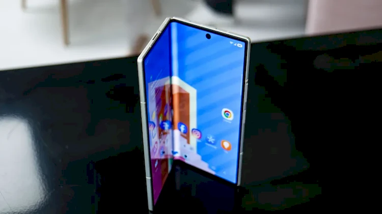 iPhone Ultra vs Z Fold 8 Ultra: “Kẻ tám lạng, người nửa cân”