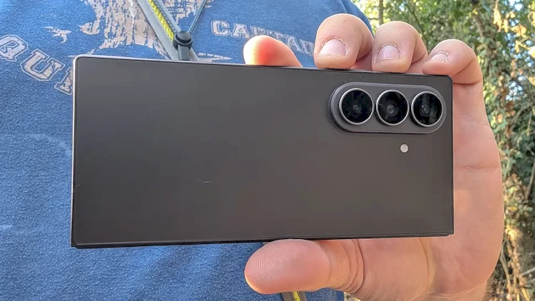 iPhone Ultra vs Z Fold 8 Ultra: “Kẻ tám lạng, người nửa cân”